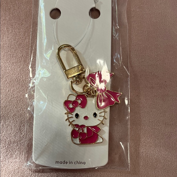 Hello Kitty Dark Pink Keychain 💗 - Picture 3 of 3